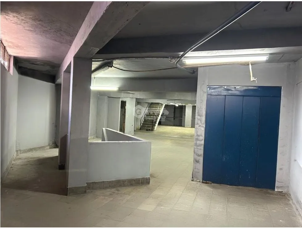 CALIDONIA / COMMERCIAL WAREHOUSE / 3 LEVELS / ON MAIN AVENUE / 930M / WITH ELEVATOR