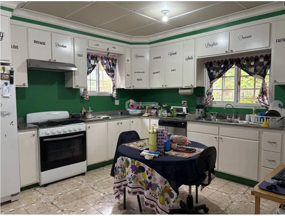 HOUSE FOR SALE IN NATÁ WITH 4 BEDROOMS NEAR THE PANAMERICAN HIGHWAY