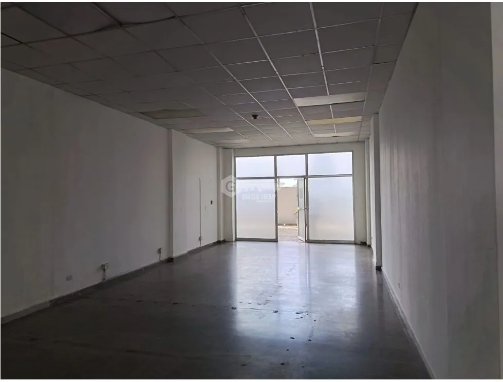 TUMBA MUERTO / PLAZA SIGLO 21 / 100M / MID-FLOOR / SPACIOUS SPACE