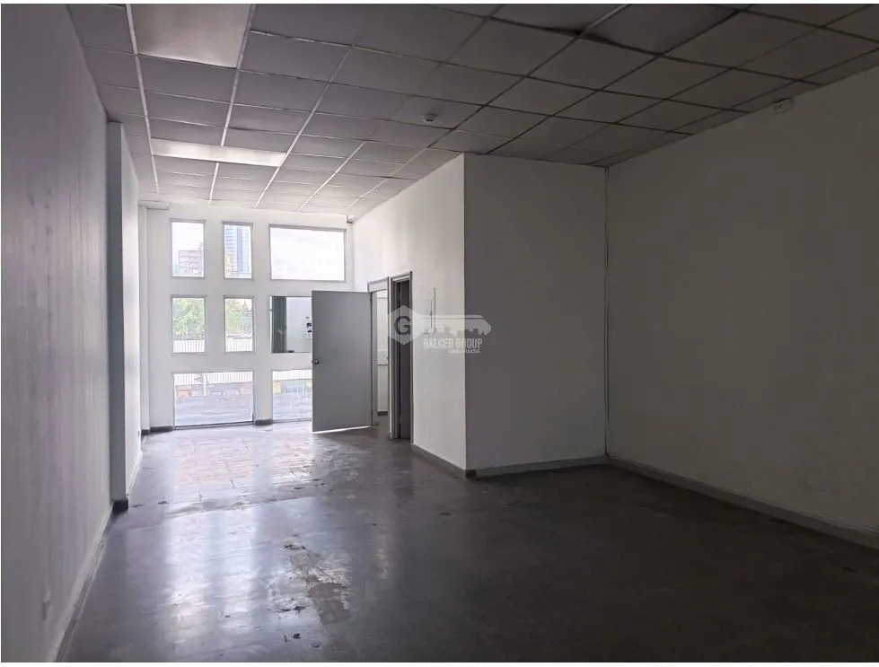 TUMBA MUERTO / PLAZA SIGLO 21 / 100M / MID-FLOOR / SPACIOUS SPACE