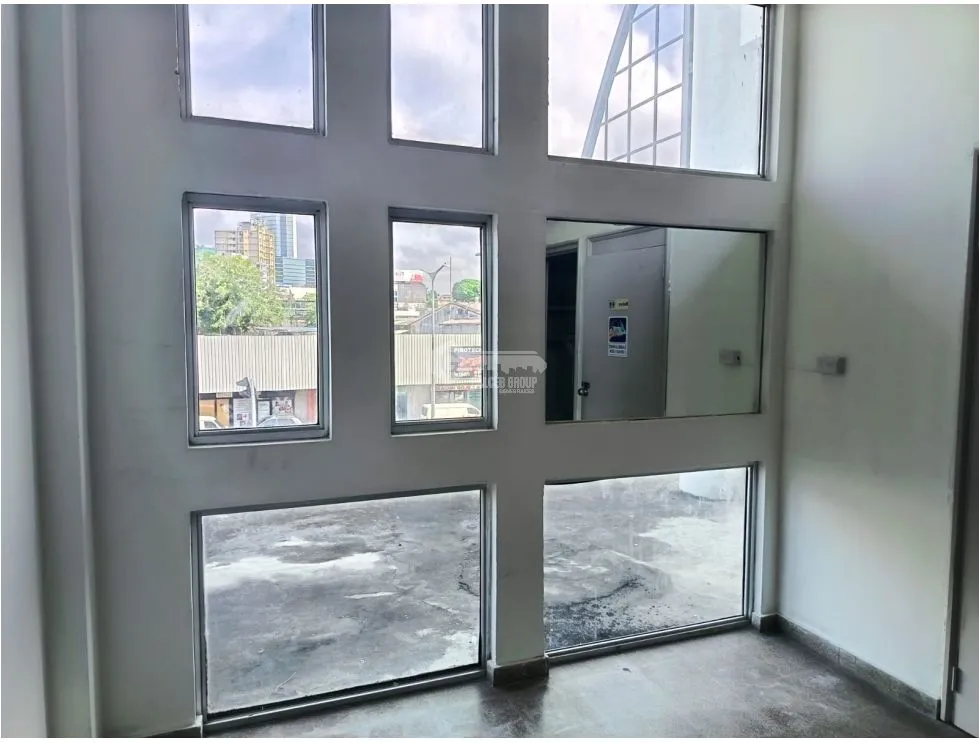 TUMBA MUERTO / PLAZA SIGLO 21 / 100M / MID-FLOOR / SPACIOUS SPACE