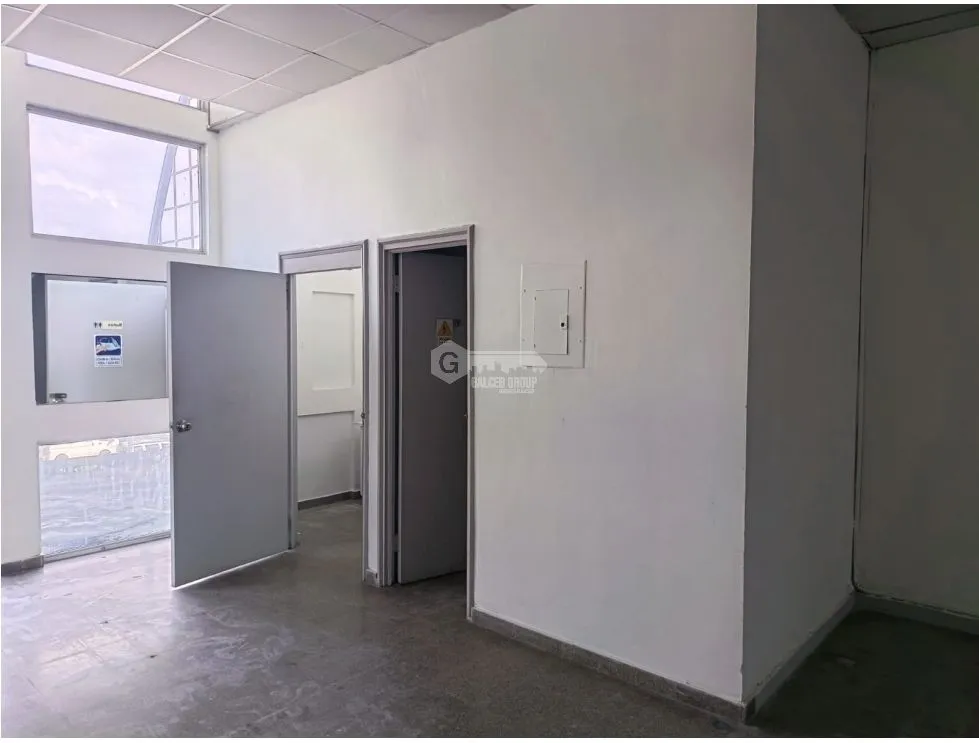 TUMBA MUERTO / PLAZA SIGLO 21 / 100M / MID-FLOOR / SPACIOUS SPACE