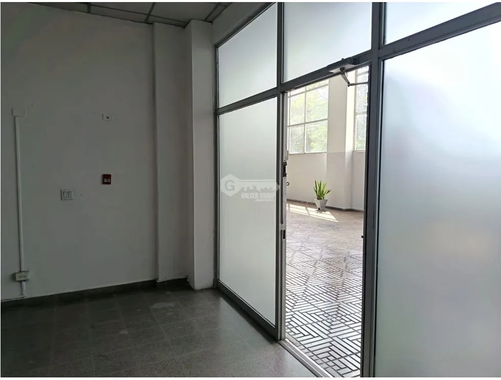 TUMBA MUERTO / PLAZA SIGLO 21 / 100M / MID-FLOOR / SPACIOUS SPACE