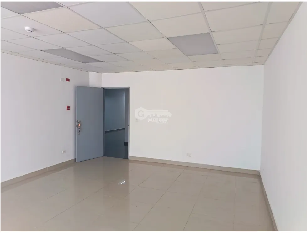 TUMBA MUERTO / PLAZA SIGLO 21 / 44M / ON MAIN ROAD / SPACIOUS SPACE