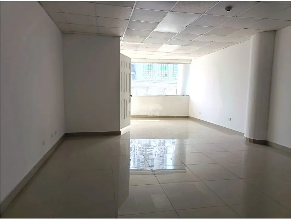 TUMBA MUERTO / PLAZA SIGLO 21 / 44M / ON MAIN ROAD / SPACIOUS SPACE