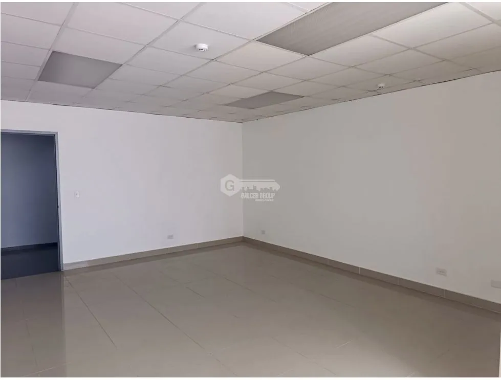 TUMBA MUERTO / PLAZA SIGLO 21 / 44M / ON MAIN ROAD / SPACIOUS SPACE