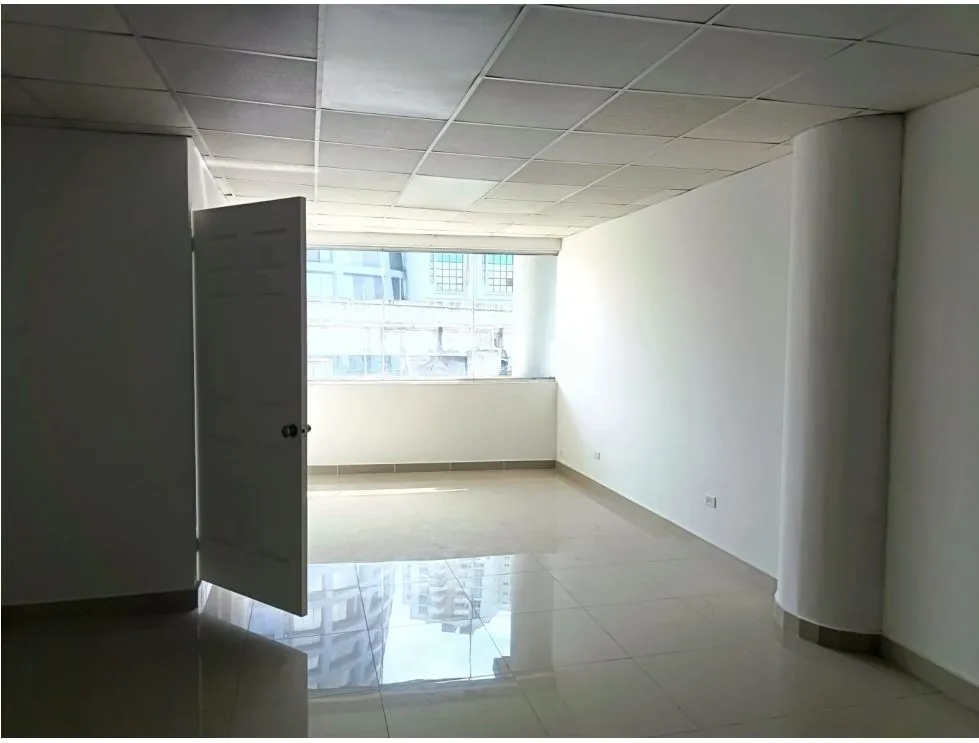 TUMBA MUERTO / PLAZA SIGLO 21 / 44M / ON MAIN ROAD / SPACIOUS SPACE
