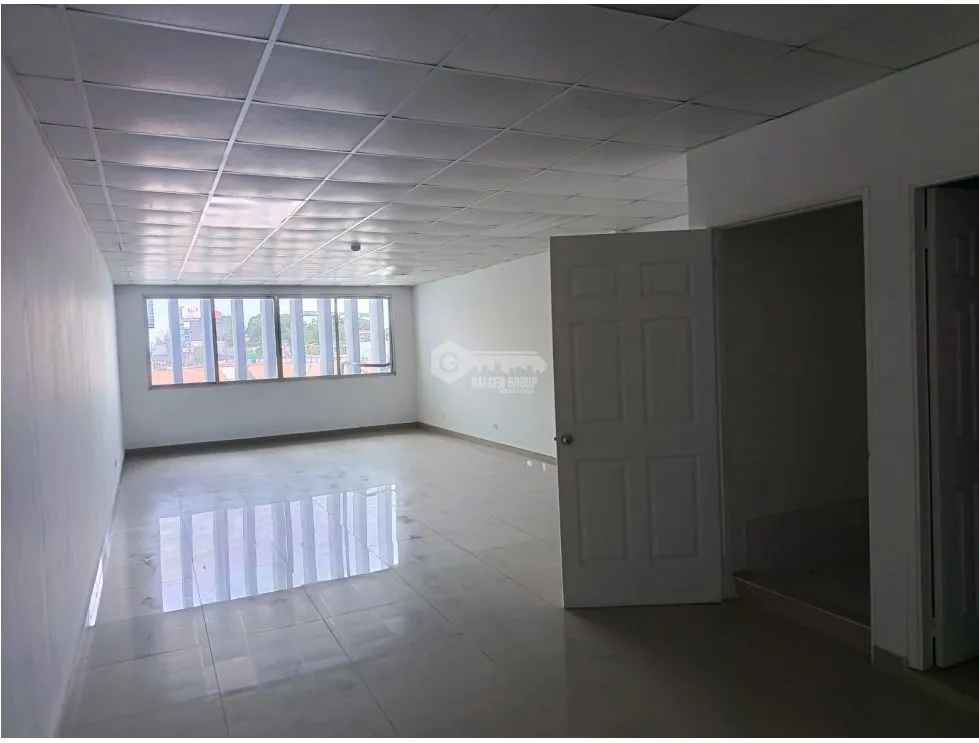 TUMBA MUERTO / PLAZA SIGLO 21 / 44M / ON MAIN ROAD / SPACIOUS SPACE