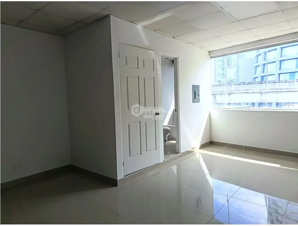 TUMBA MUERTO / PLAZA SIGLO 21 / 44M / ON MAIN ROAD / SPACIOUS SPACE