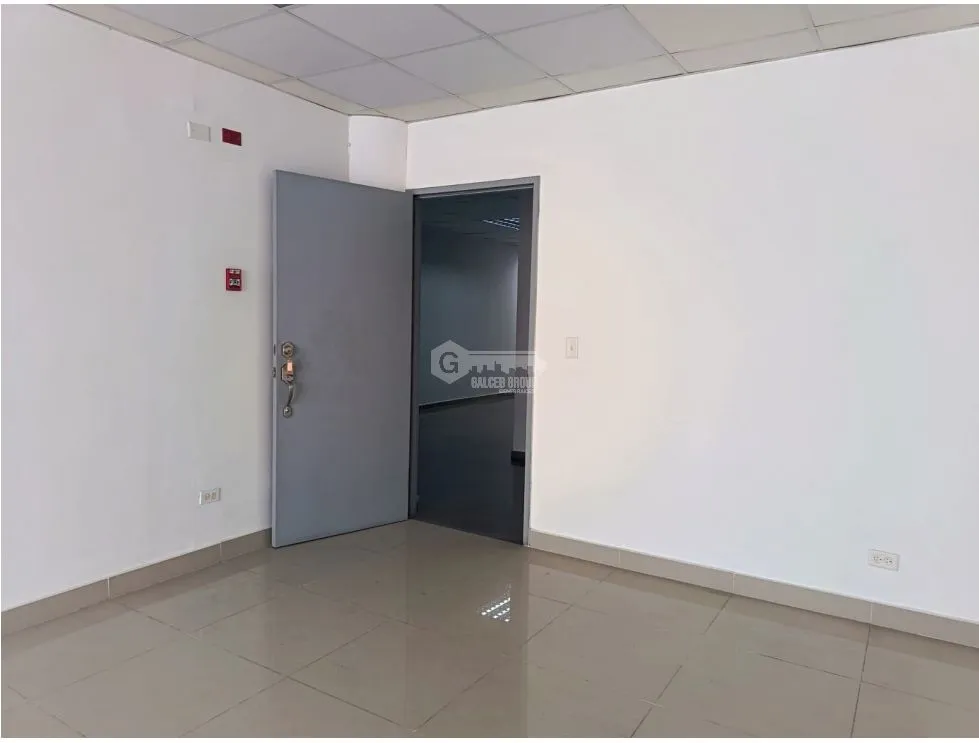 TUMBA MUERTO / PLAZA SIGLO 21 / 44M / ON MAIN ROAD / SPACIOUS SPACE