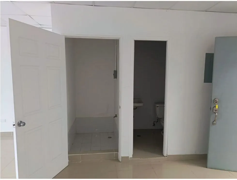 TUMBA MUERTO / PLAZA SIGLO 21 / 61M / SPACIOUS SPACE / ON MAIN STREET