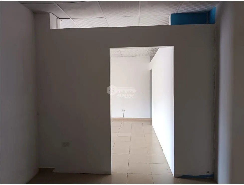 BETANIA / 125M / COMMERCIAL SPACE WITH DIVISIONS / 3 PARKING SPACES / ON MAIN ROAD / VACANT
