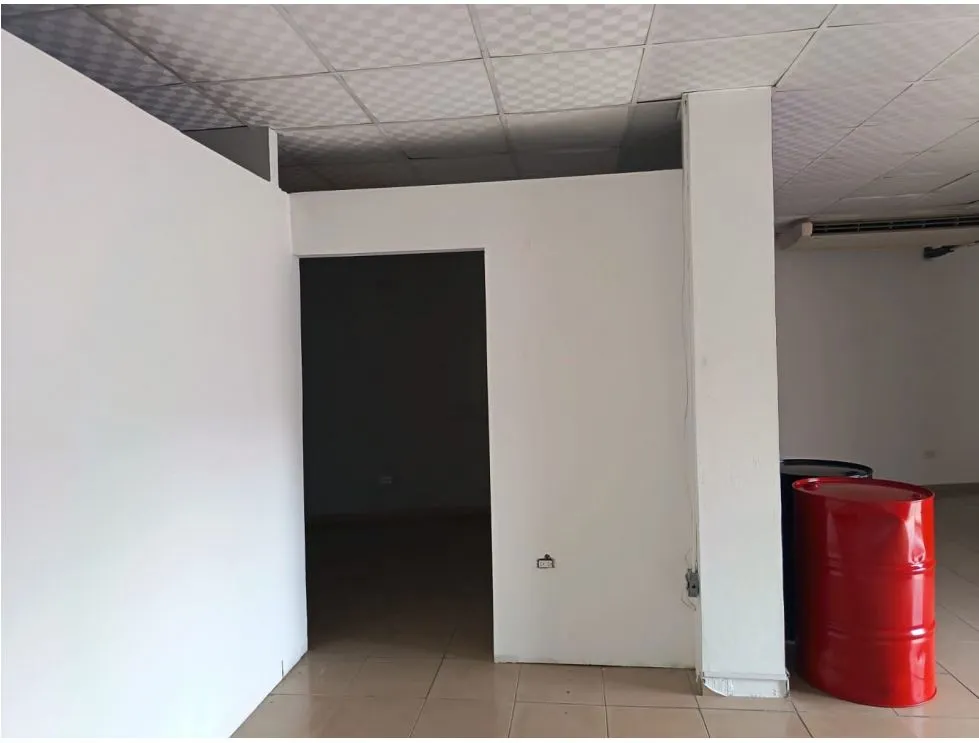 BETANIA / 125M / COMMERCIAL SPACE WITH DIVISIONS / 3 PARKING SPACES / ON MAIN ROAD / VACANT