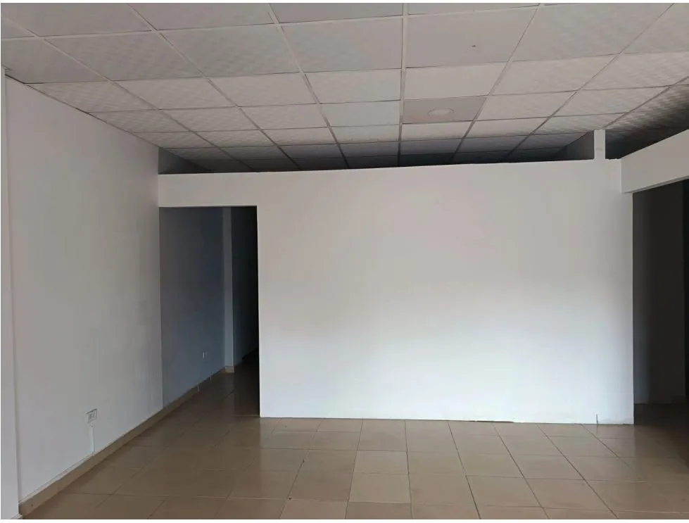 BETANIA / 125M / COMMERCIAL SPACE WITH DIVISIONS / 3 PARKING SPACES / ON MAIN ROAD / VACANT