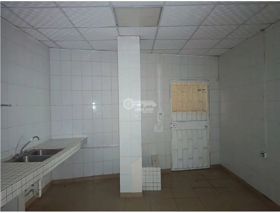 BETANIA / 125M / COMMERCIAL SPACE WITH DIVISIONS / 3 PARKING SPACES / ON MAIN ROAD / VACANT