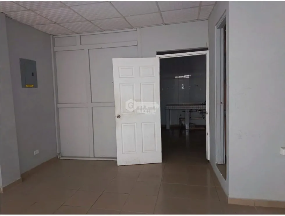 BETANIA / 125M / COMMERCIAL SPACE WITH DIVISIONS / 3 PARKING SPACES / ON MAIN ROAD / VACANT