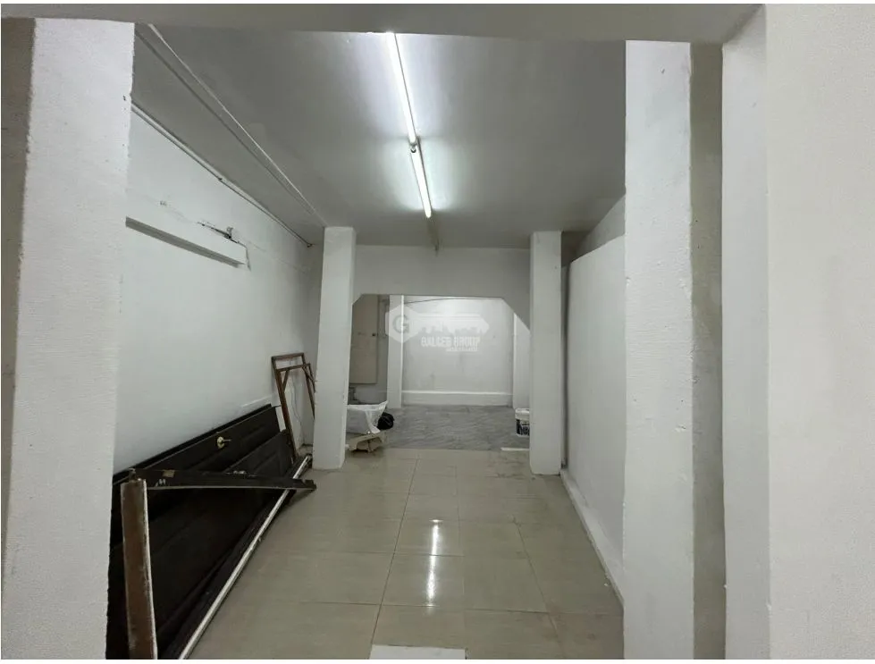 VIA PORRAS / 100M / ESPACIO AMPLIO SIN DIVISIONES / SOBRE VIA / VACIO