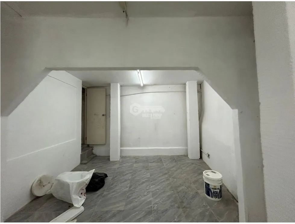 VIA PORRAS / 100M / ESPACIO AMPLIO SIN DIVISIONES / SOBRE VIA / VACIO