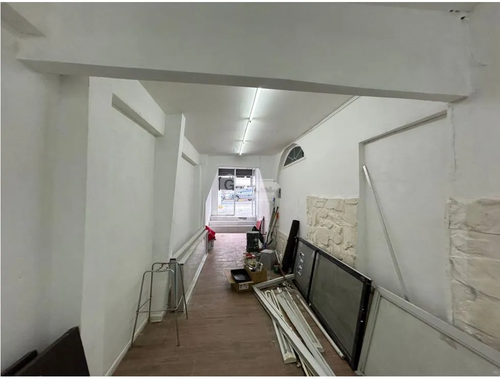 VIA PORRAS / 100M / ESPACIO AMPLIO SIN DIVISIONES / SOBRE VIA / VACIO