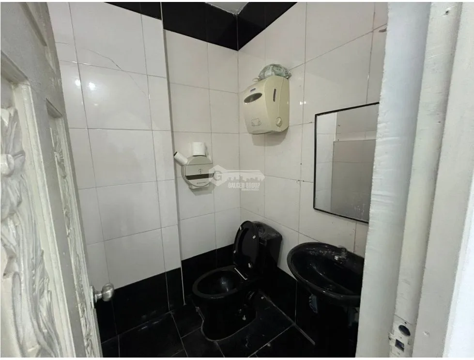 VIA PORRAS / 100M / ESPACIO AMPLIO SIN DIVISIONES / SOBRE VIA / VACIO