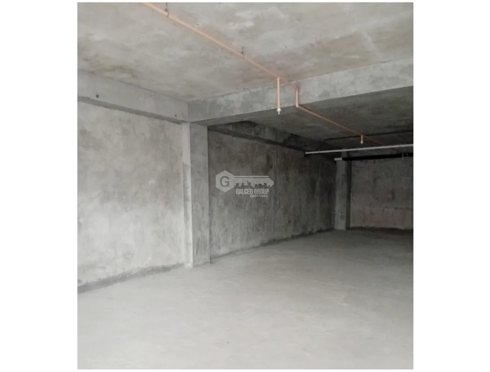 CENTRO COMERCIAL VILLA LUCRE / 139M / PISO MEDIO / SOBRE VIA PRINCIPAL