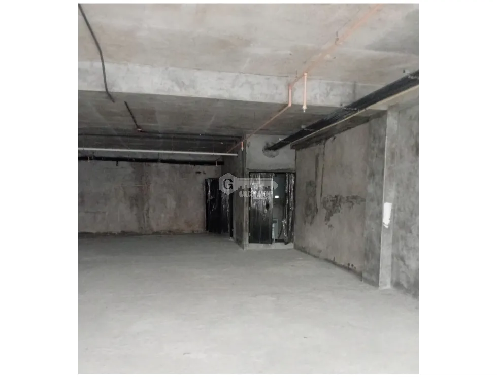 CENTRO COMERCIAL VILLA LUCRE / 139M / PISO MEDIO / SOBRE VIA PRINCIPAL