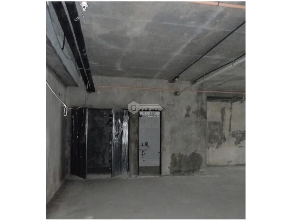 CENTRO COMERCIAL VILLA LUCRE / 139M / PISO MEDIO / SOBRE VIA PRINCIPAL
