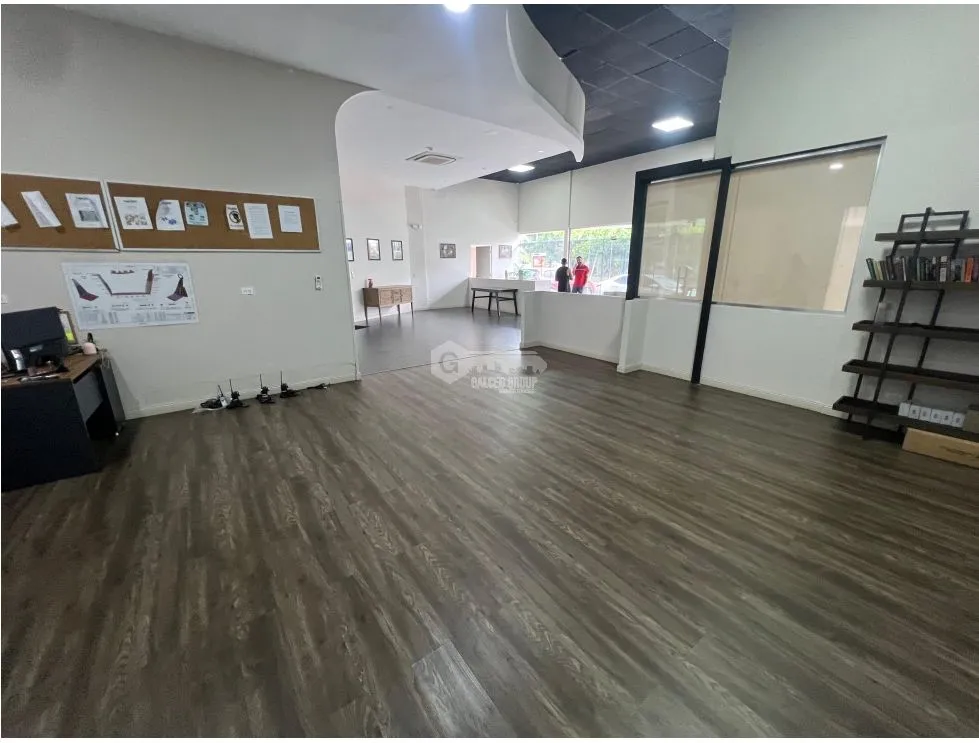 COSTA DEL ESTE / 233M / 2 PARKING / PISO BAJO / SOBRE VIA / OFICINAS