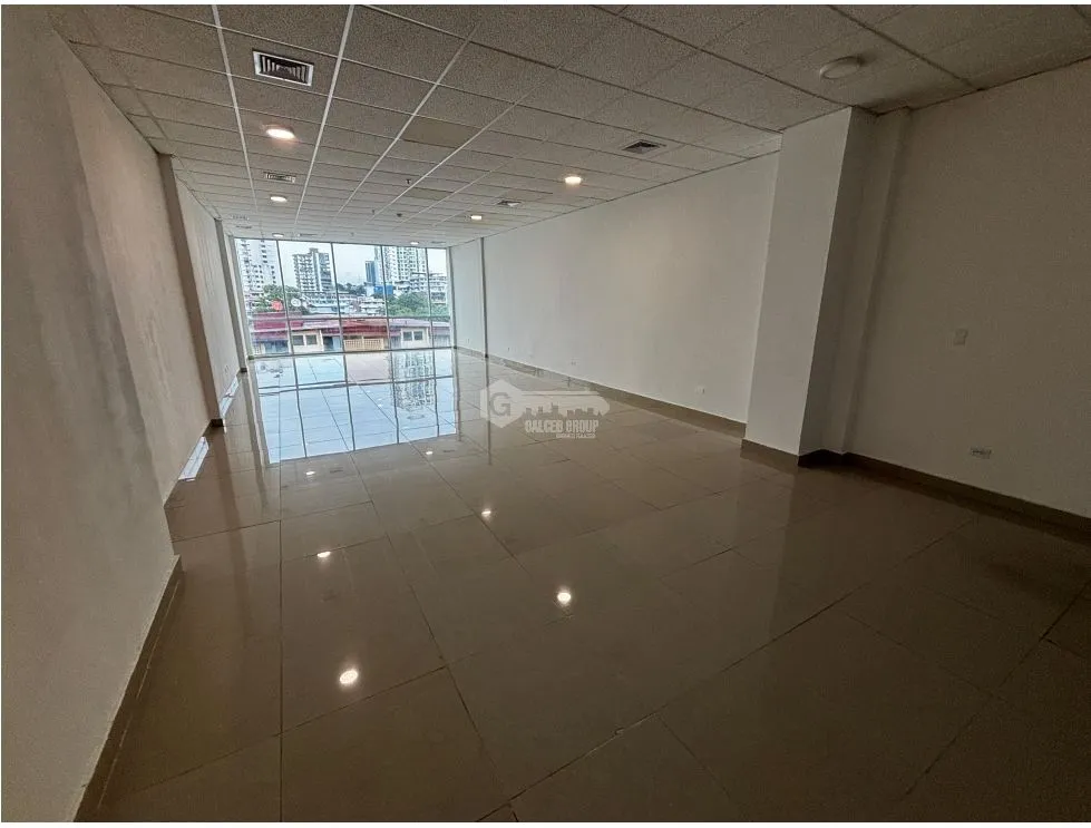 EL CARMEN / PLAZA KORINTHO / 77 M / AIRE ACONDICIONADO / FRENTE A VIA