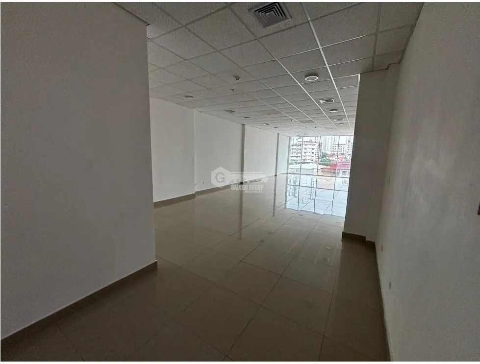 EL CARMEN / PLAZA KORINTHO / 77 M / AIRE ACONDICIONADO / FRENTE A VIA