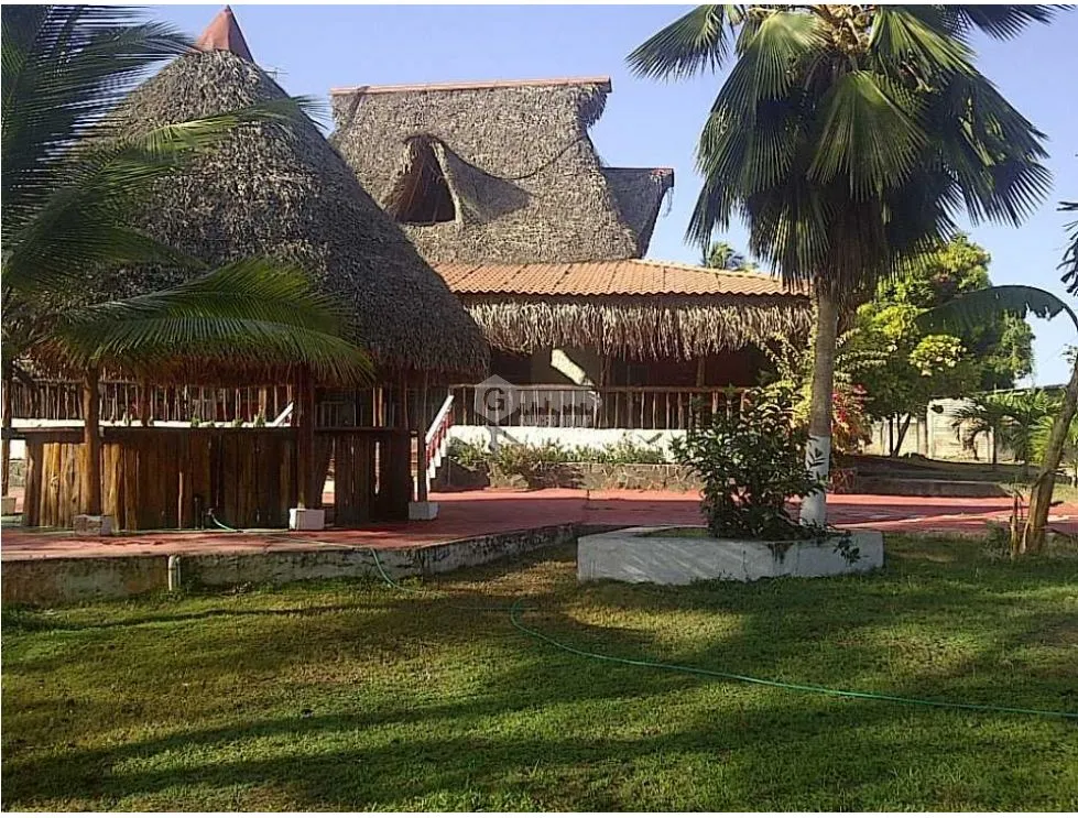TERRENO CON RESTAURANTE Y HOSPEDAJE / FARALLÓN RÍO HATO / 2,220M2