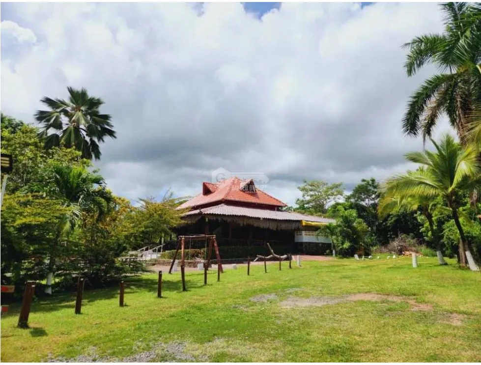 TERRENO CON RESTAURANTE Y HOSPEDAJE / FARALLÓN RÍO HATO / 2,220M2