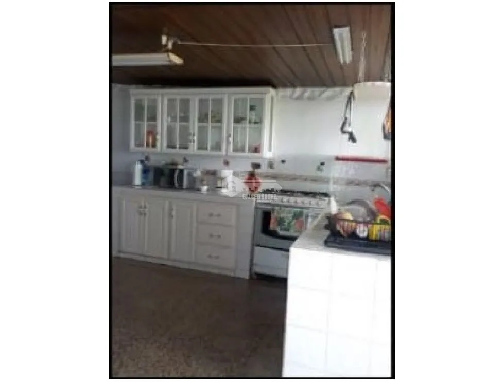 Las Cumbres / Ciudad Bolívar / 405M2 / 4 Bedrooms / 2 Bathrooms / Terrace