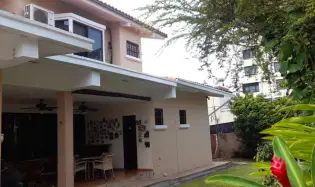 House for sale in El Carmen, three levels