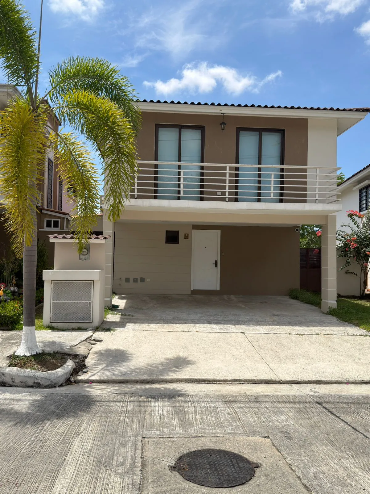 Spacious 2-Story House, 3 Bedrooms and 2.5 Bathrooms, Las Cumbres