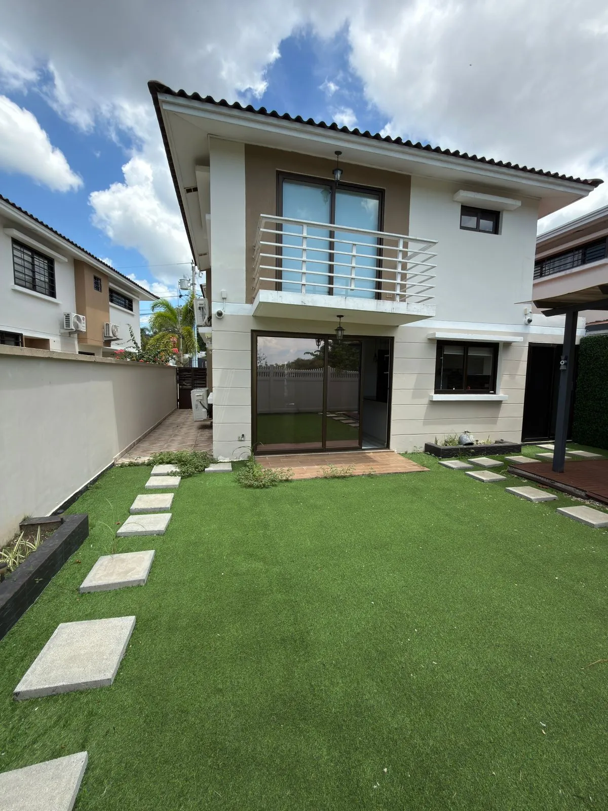 Spacious 2-Story House, 3 Bedrooms and 2.5 Bathrooms, Las Cumbres