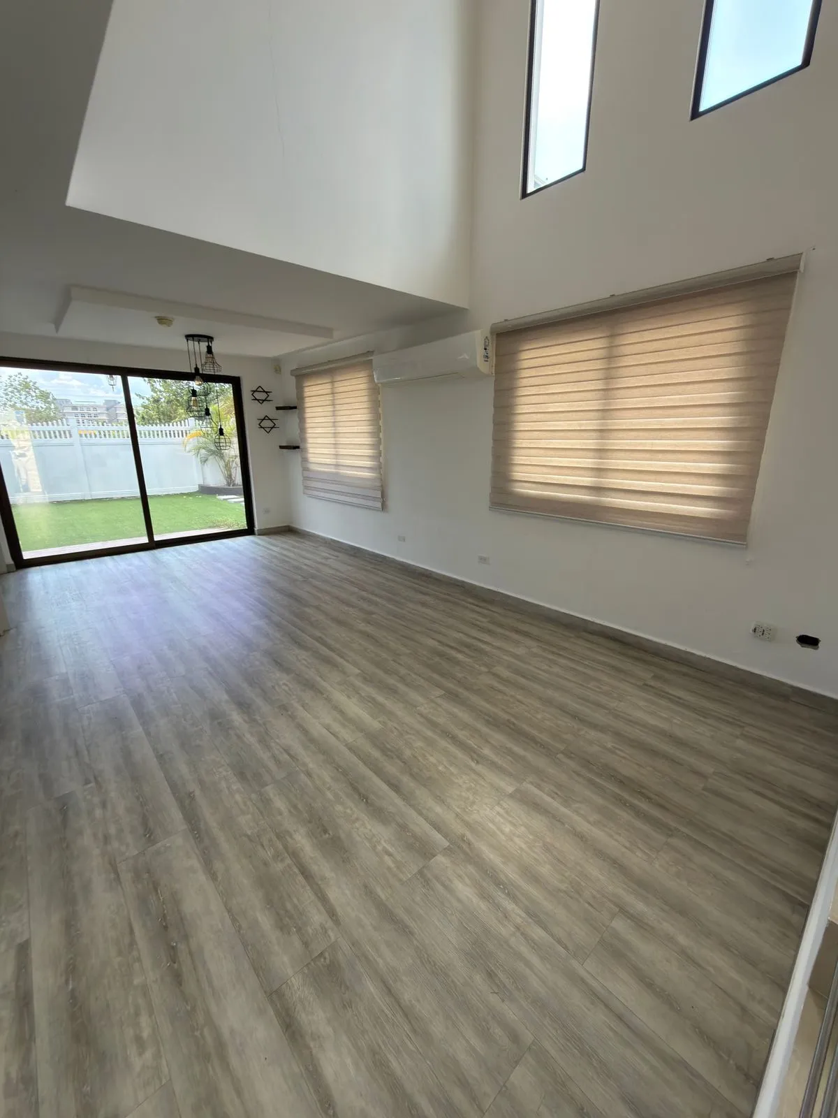 Spacious 2-Story House, 3 Bedrooms and 2.5 Bathrooms, Las Cumbres