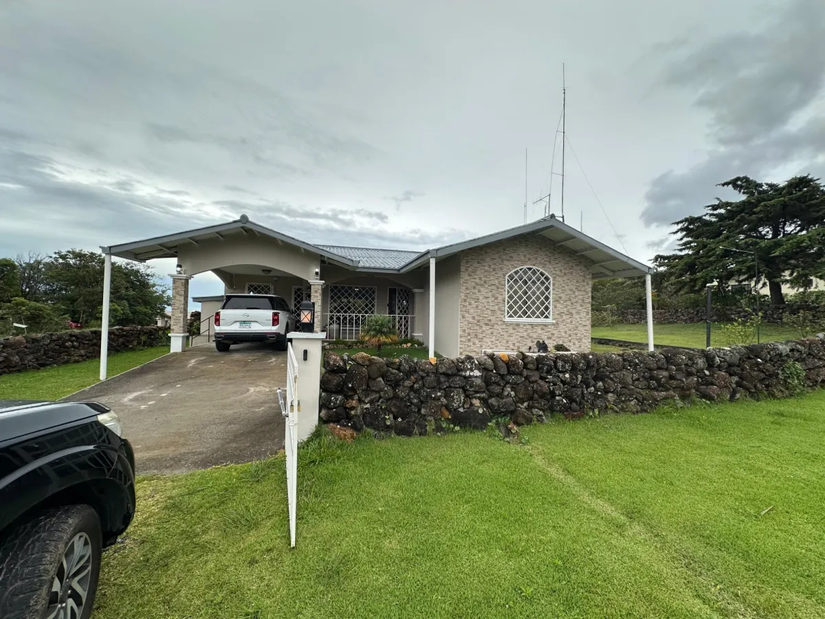 3 Bedroom Home-Mountain Views, Jacuzzi and 900m2