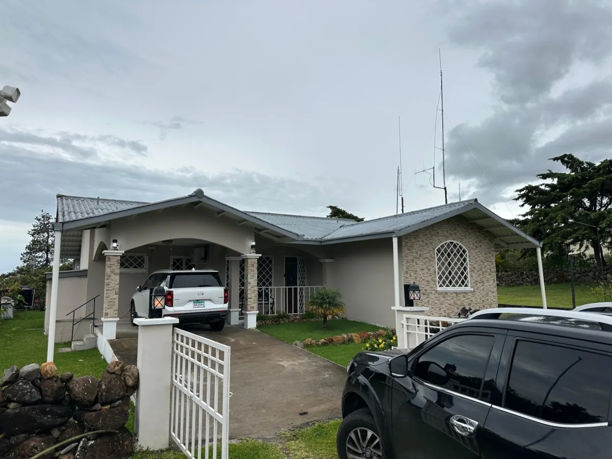 3 Bedroom Home-Mountain Views, Jacuzzi and 900m2