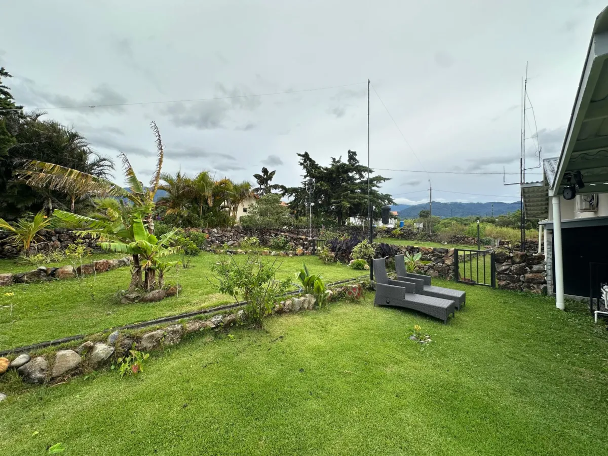 3 Bedroom Home-Mountain Views, Jacuzzi and 900m2