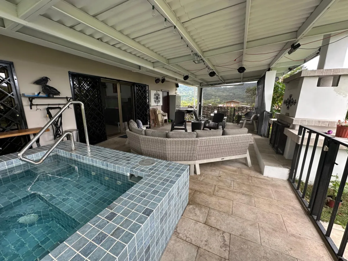 3 Bedroom Home-Mountain Views, Jacuzzi and 900m2