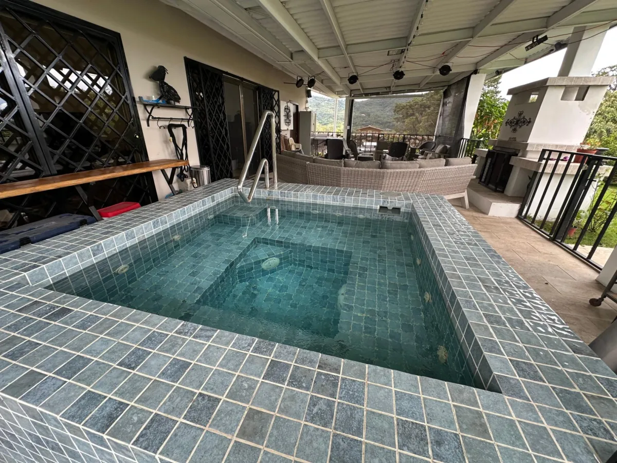 3 Bedroom Home-Mountain Views, Jacuzzi and 900m2