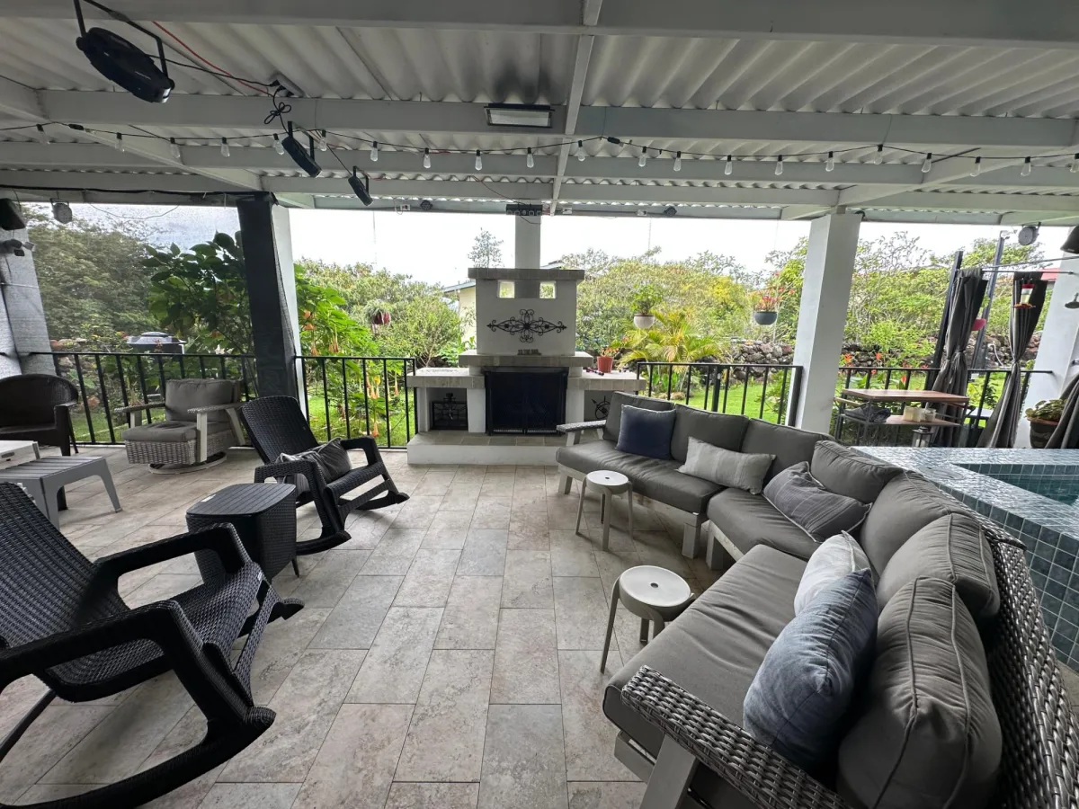 3 Bedroom Home-Mountain Views, Jacuzzi and 900m2
