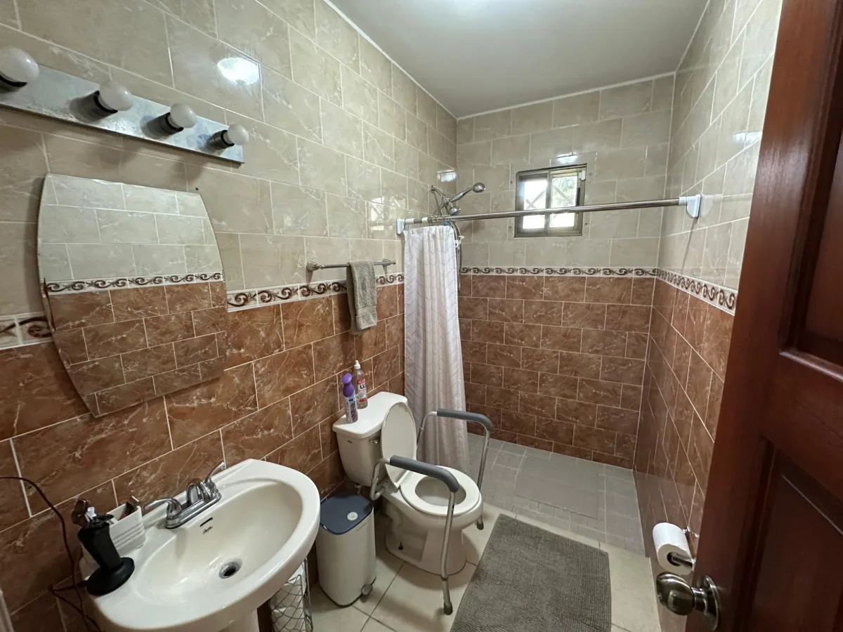 3 Bedroom Home-Mountain Views, Jacuzzi and 900m2