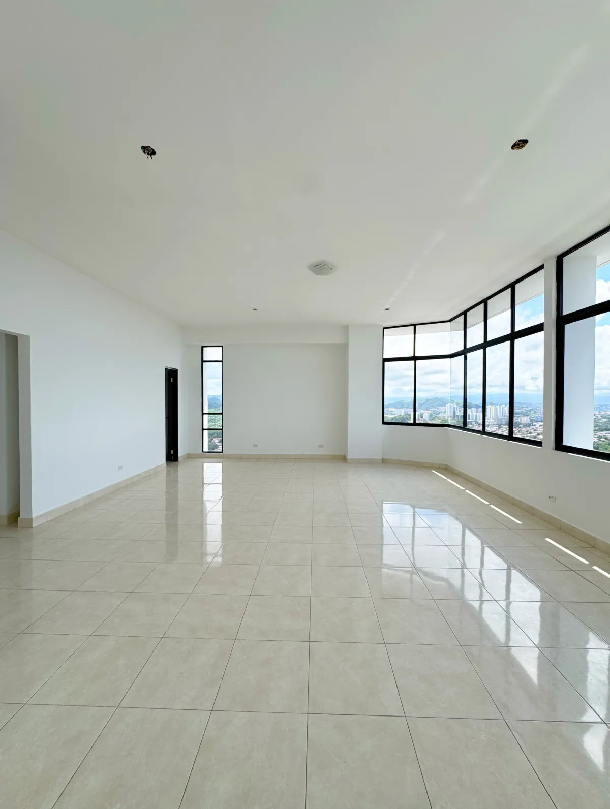 Majestic Penthouse in Elite 400, 590 m², 360° View, Tax Exempt for 20 Years