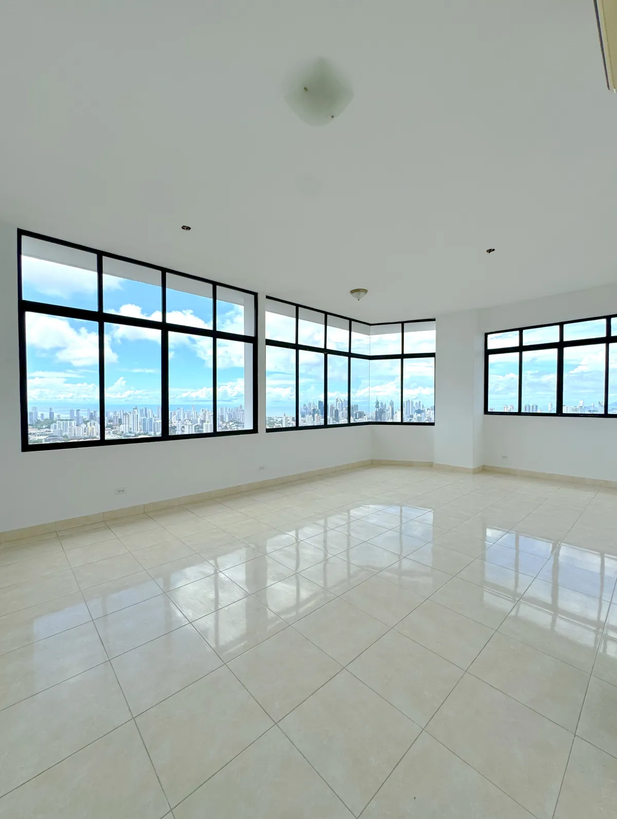 Majestic Penthouse in Elite 400, 590 m², 360° View, Tax Exempt for 20 Years