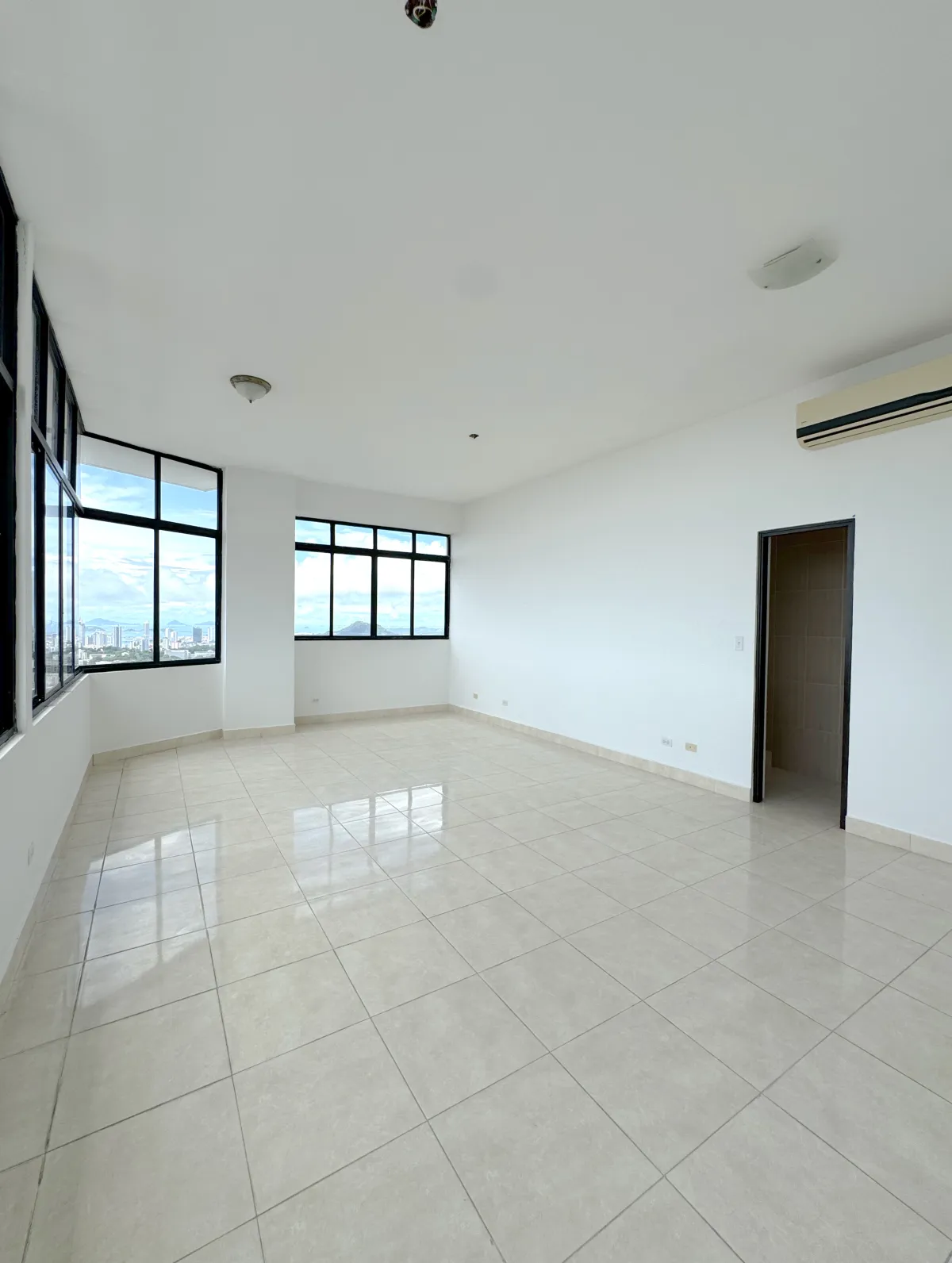 Majestic Penthouse in Elite 400, 590 m², 360° View, Tax Exempt for 20 Years