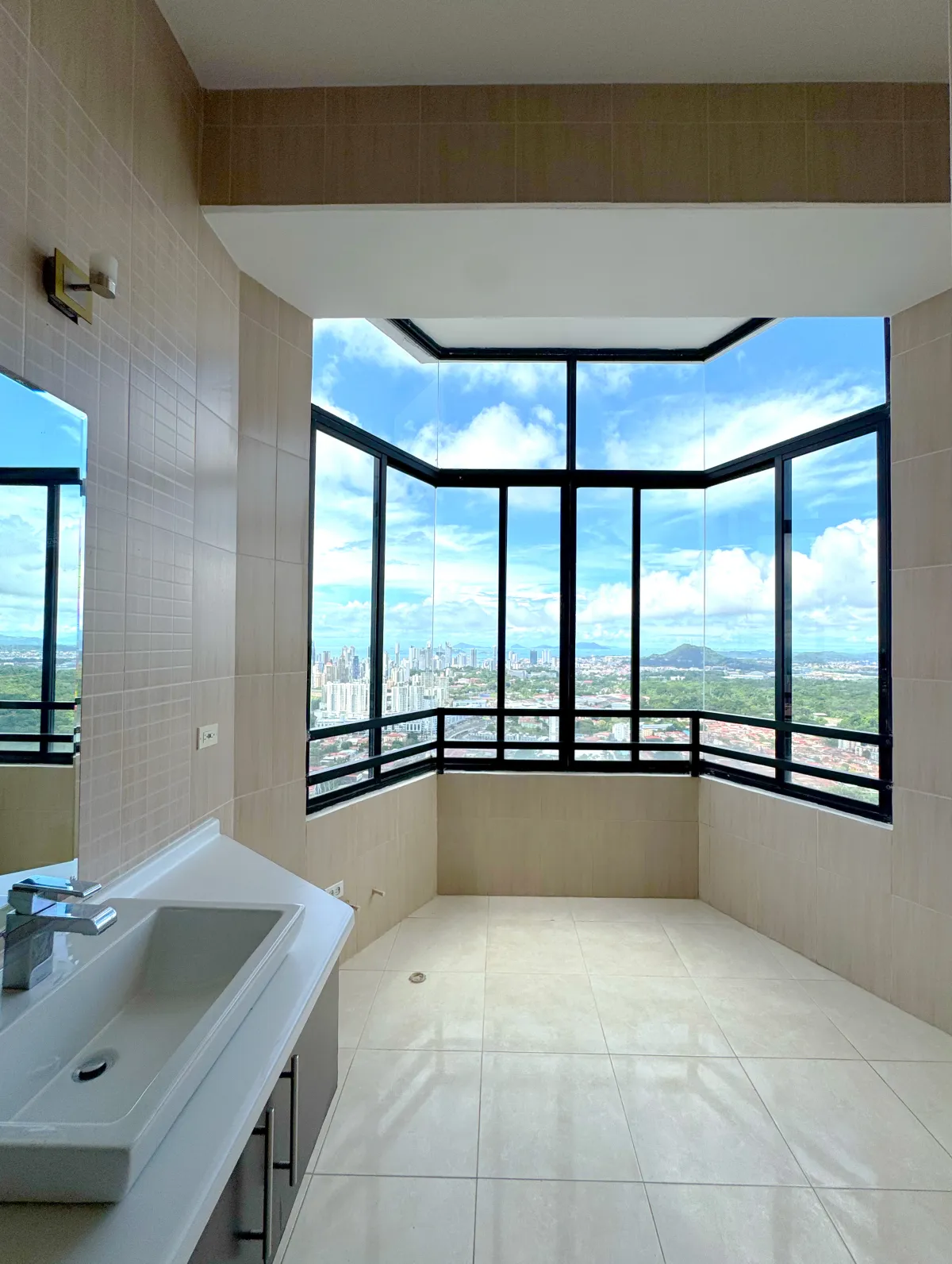 Majestic Penthouse in Elite 400, 590 m², 360° View, Tax Exempt for 20 Years