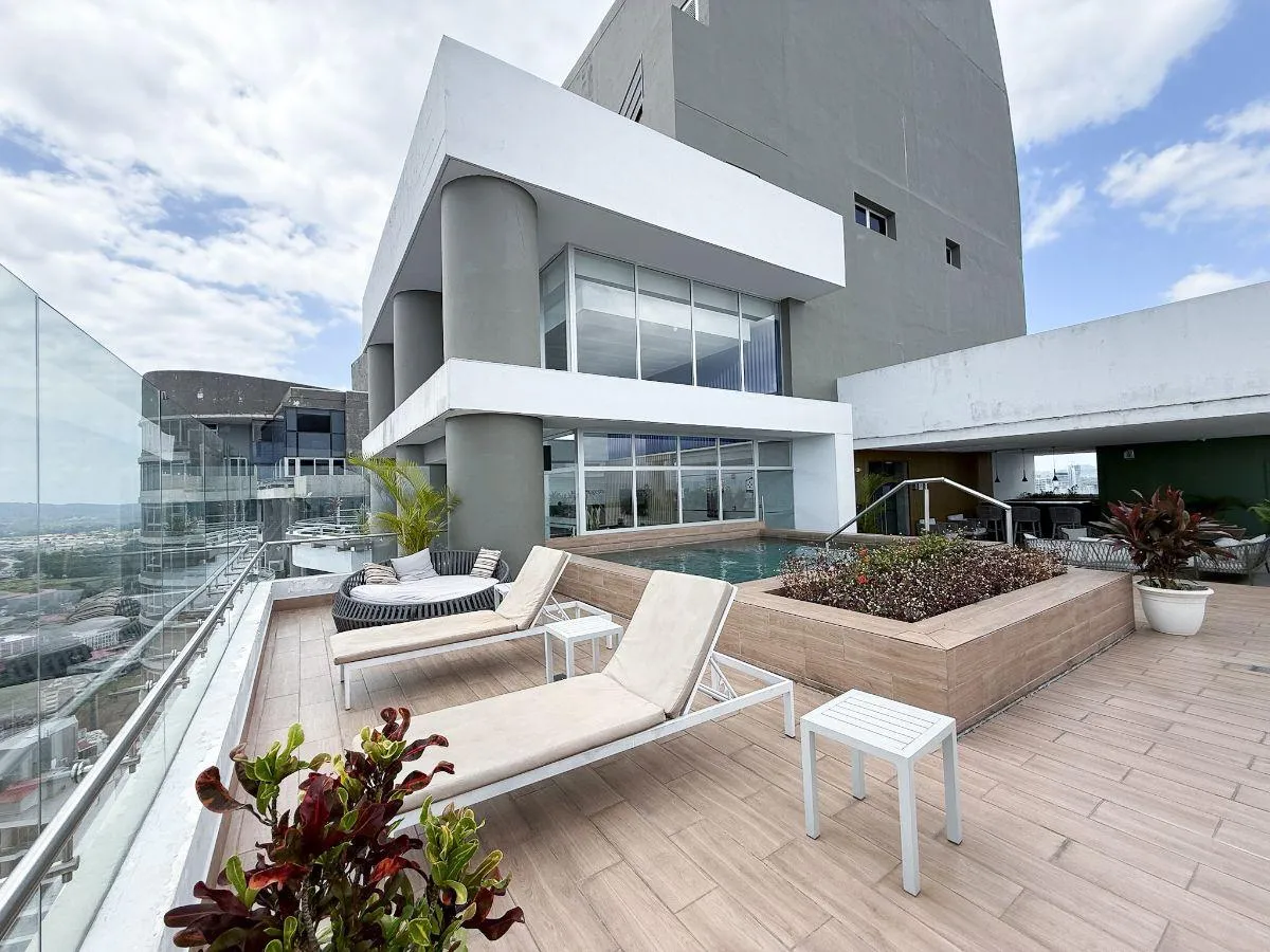 Espectacular Penthouse en Luxor 400 El Cangrejo 300 m², 4 Rec + CBE y Balcón