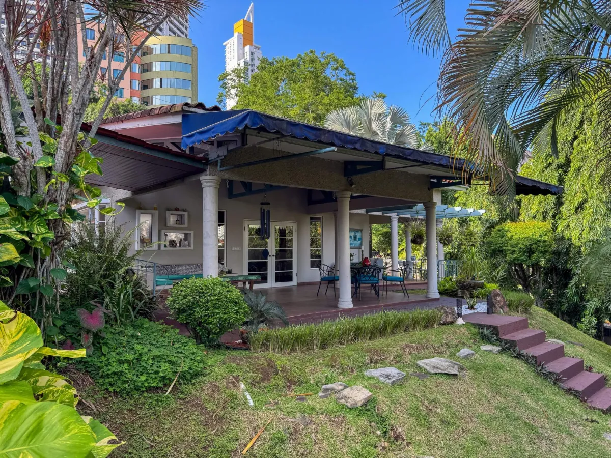 Luxury Dos Mares House in Panama City Panama